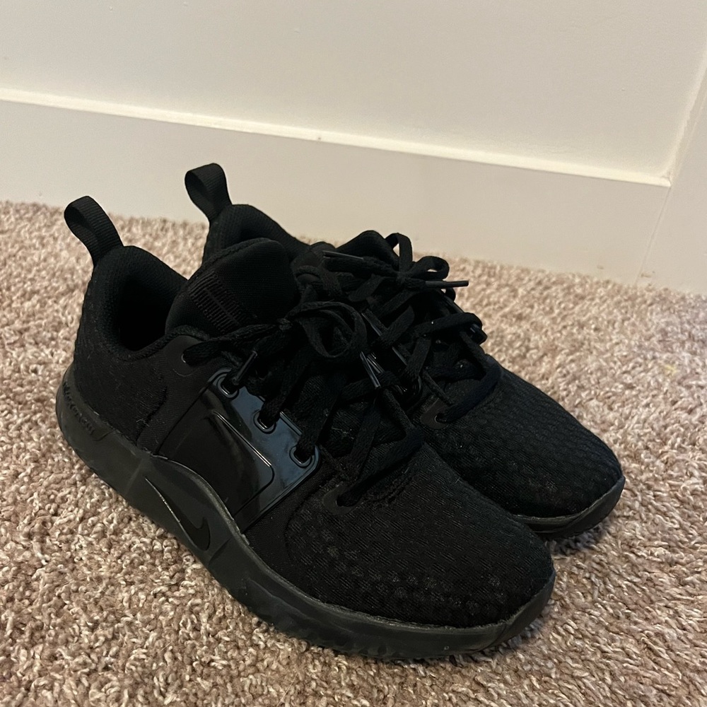 6.5 women all black Nikes.